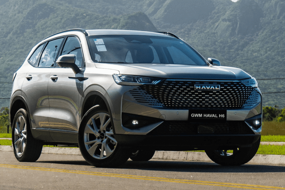 Haval H6 One cinza parada na diagonal.
