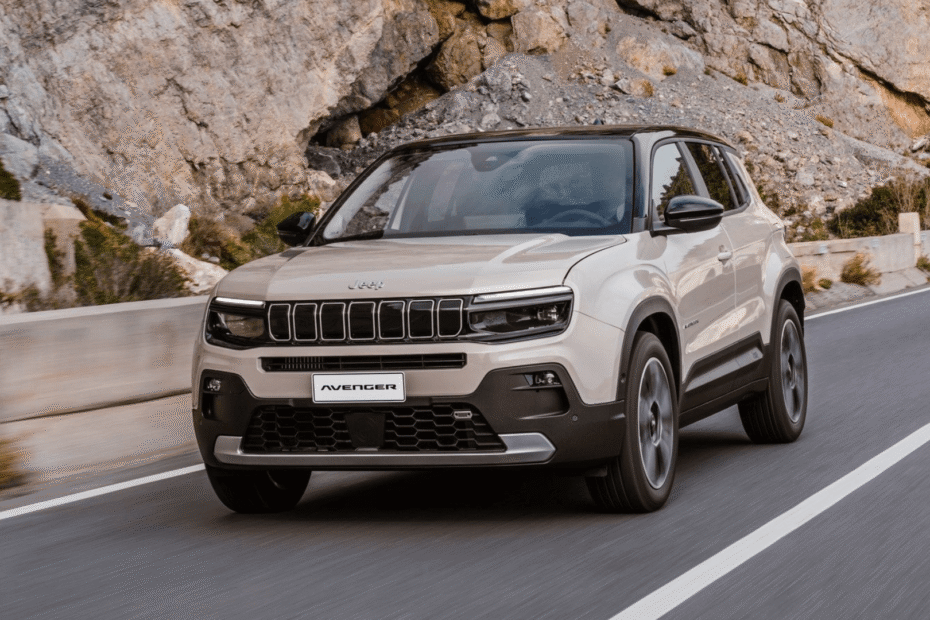 Jeep Avenger bege em movimento na estrada.
