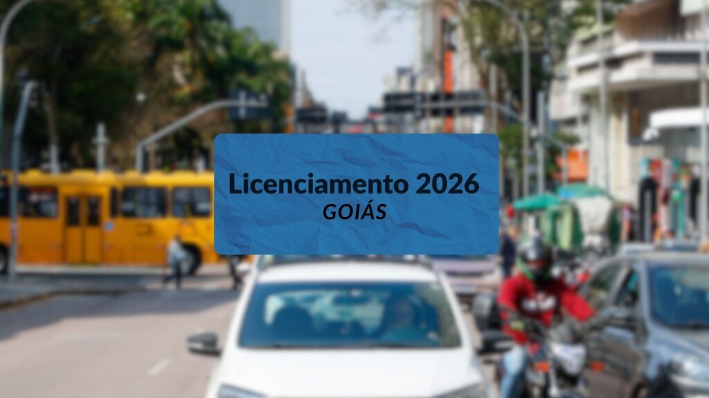 Carros em trânsito com uma placa escrito Licenciamento GO 2026 no meio da imagem.