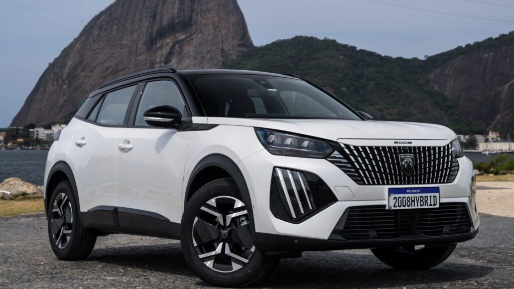 Peugeot 2008 2026 parado na diagonal com o Pão açúcar no fundo.