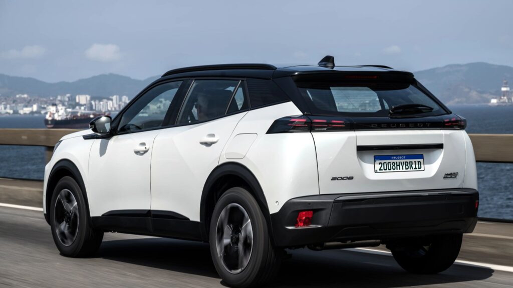 Traseira do Peugeot 2008 2026 branco.