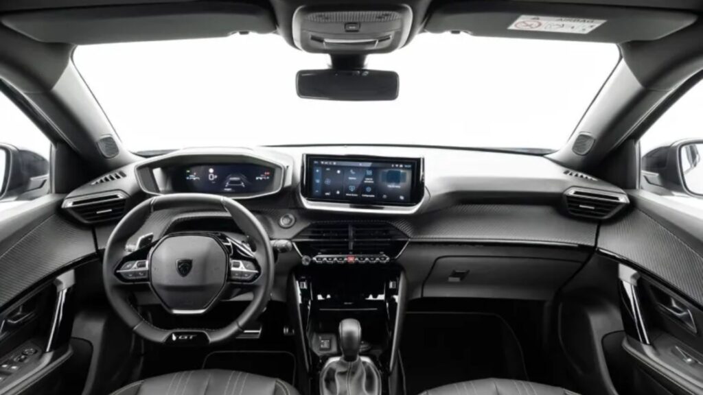 Interna do Peugeot 2008 2026 no fundo branco.