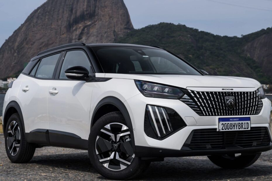 Peugeot 2008 2026 parado na diagonal com o Pão açúcar no fundo.