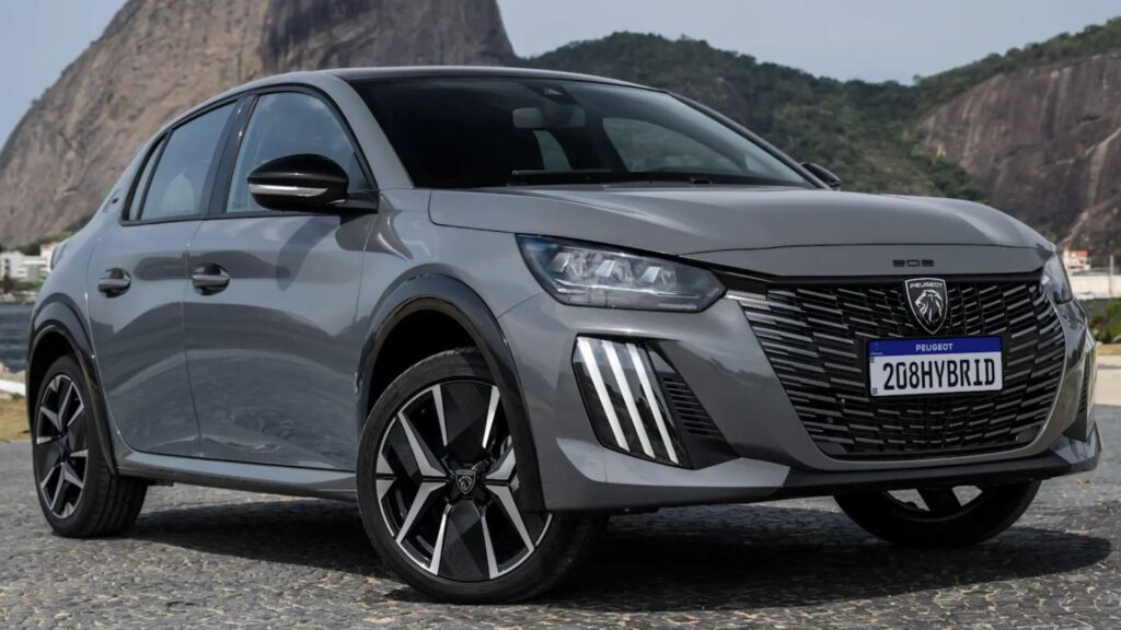 Peugeot 208 2026 cinza parado na diagonal com seus faróis apagados.