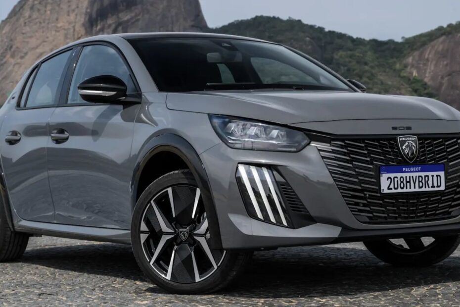 Peugeot 208 2026 cinza parado na diagonal com seus faróis apagados.