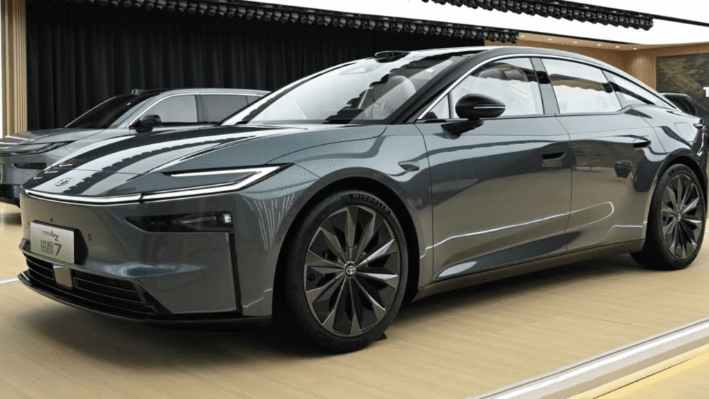 Toyota bZ7 cinza parado em uma exposição.