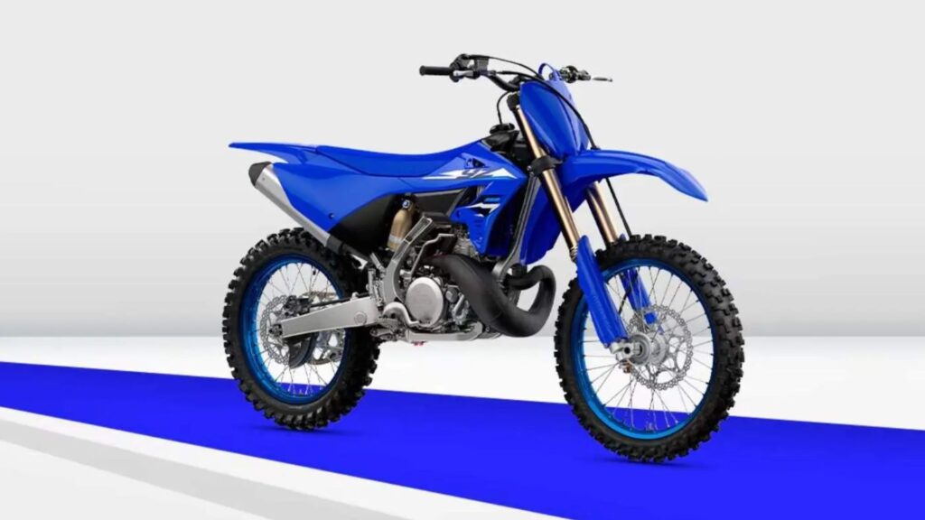 Yamaha YZ250 azul parado na diagonal em um fundo branco.