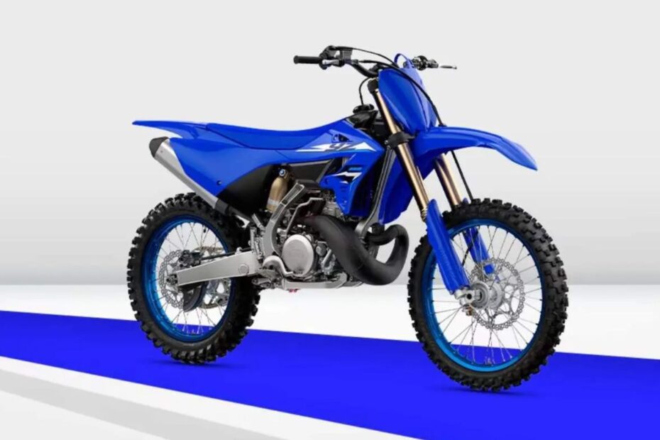 Yamaha YZ250 azul parado na diagonal em um fundo branco.
