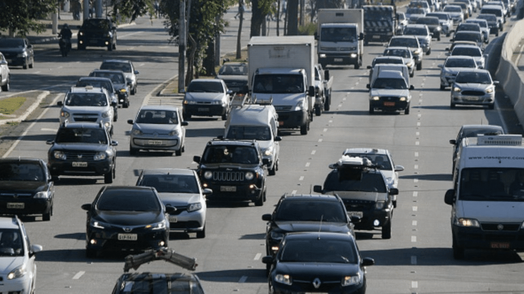 Trânsito e carros na estrada.