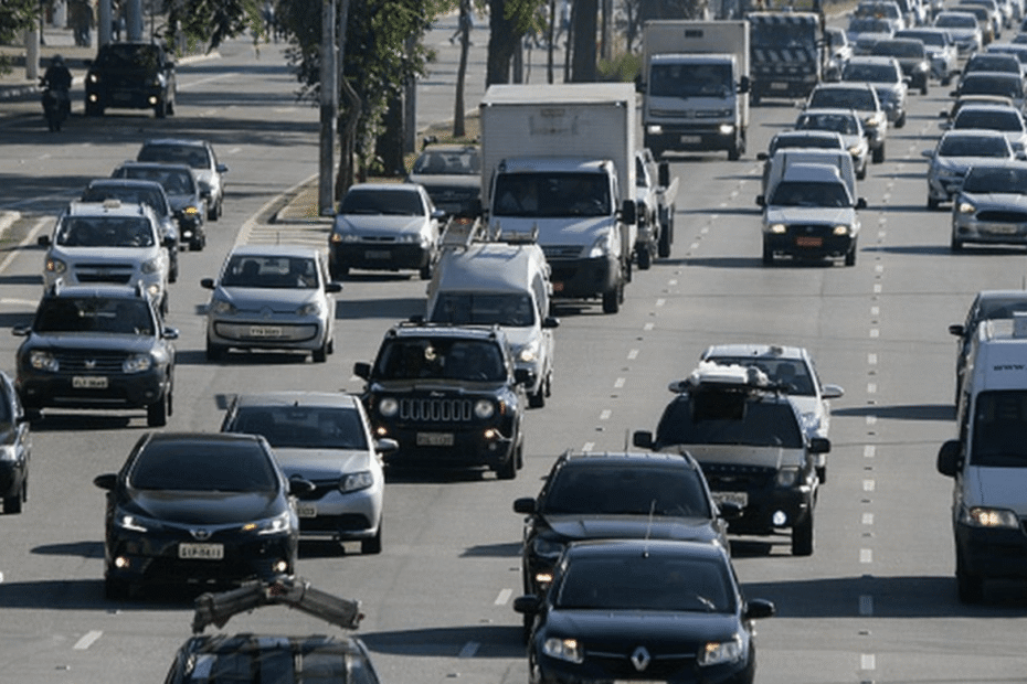 Trânsito e carros na estrada.
