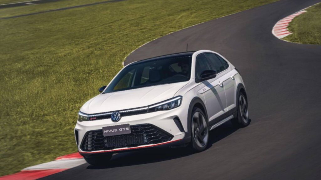 Nivus GTS branco em movimento na estrada fazendo uma curva.
