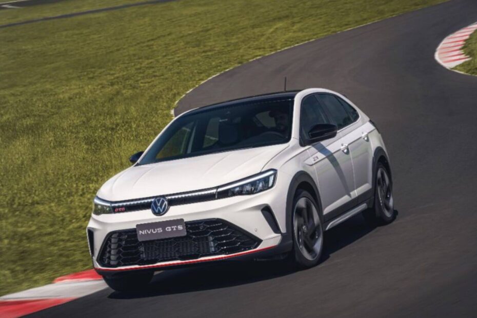 Nivus GTS branco em movimento na estrada fazendo uma curva.