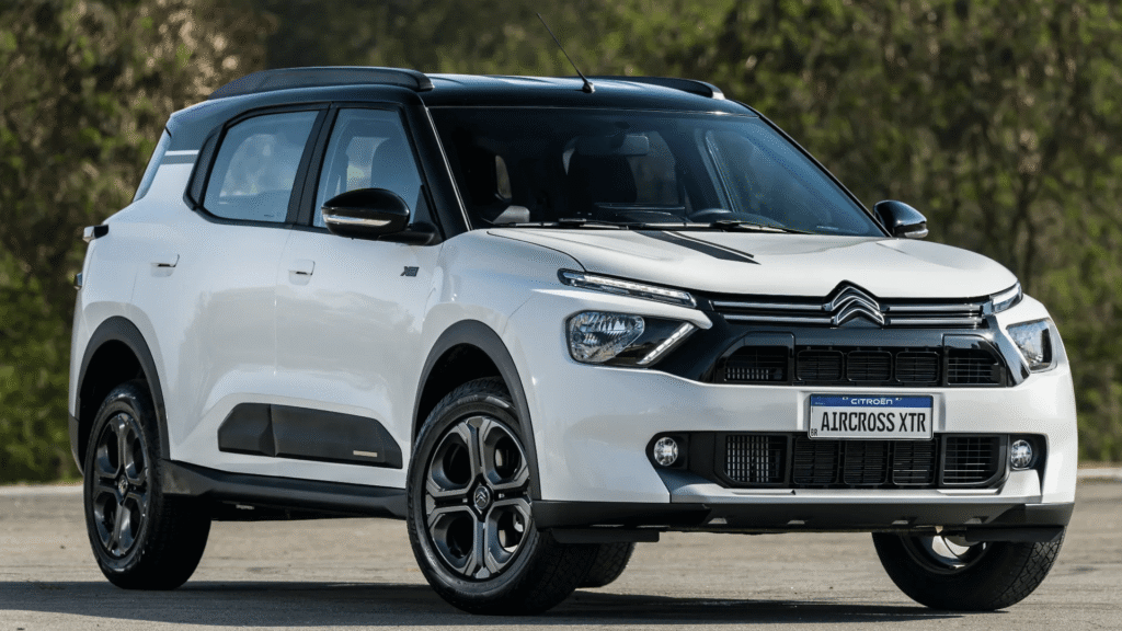Citroën Aircross XTR 7L Turbo 200 branco parado na diagonal.