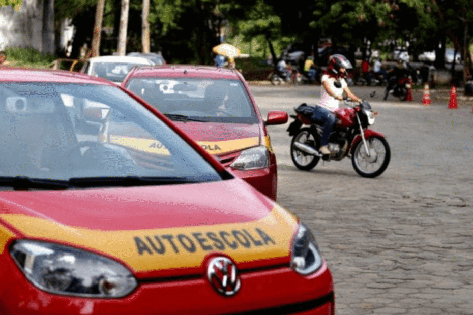 Carros da autoescola e uma moto.