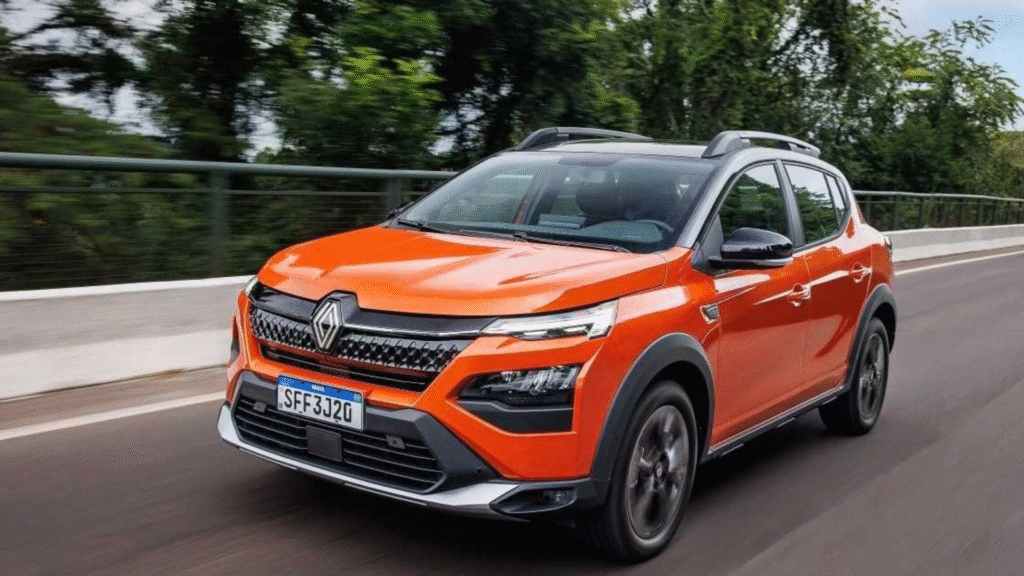 Renault Kardian laranja em movimento na estrada.