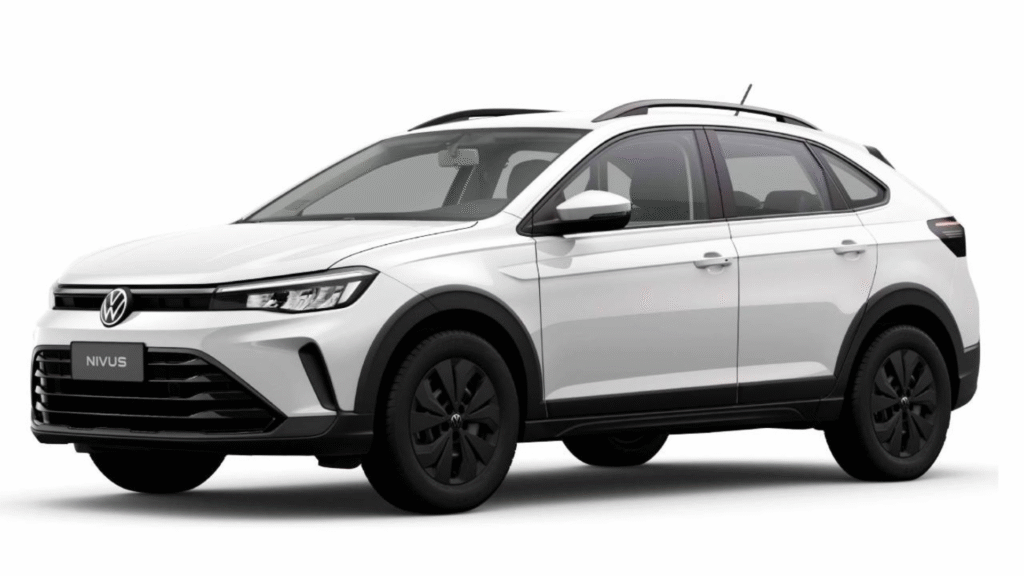 Volkswagen Nivus branco parado na diagonal em um fundo branco.