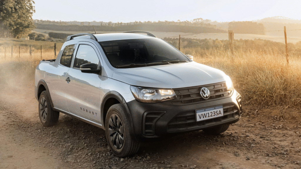 Volkswagen Saveiro prata em movimento na estrada com poeira voando.