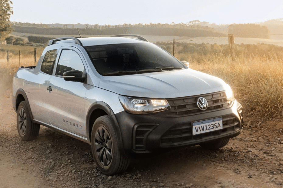 Volkswagen Saveiro prata em movimento na estrada com poeira voando.