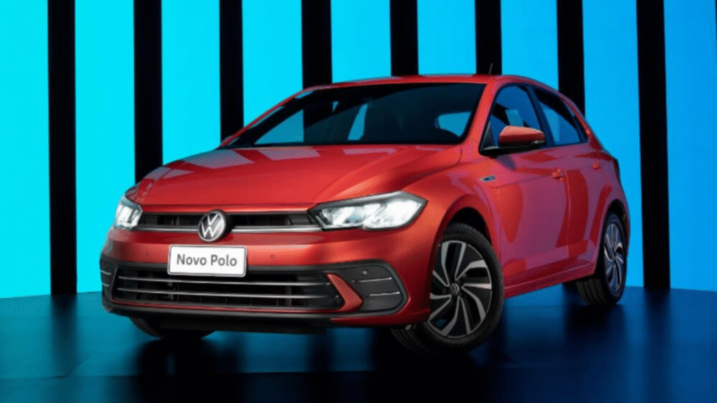 Volkswagen Polo vermelho parado na diagonal em um evento.