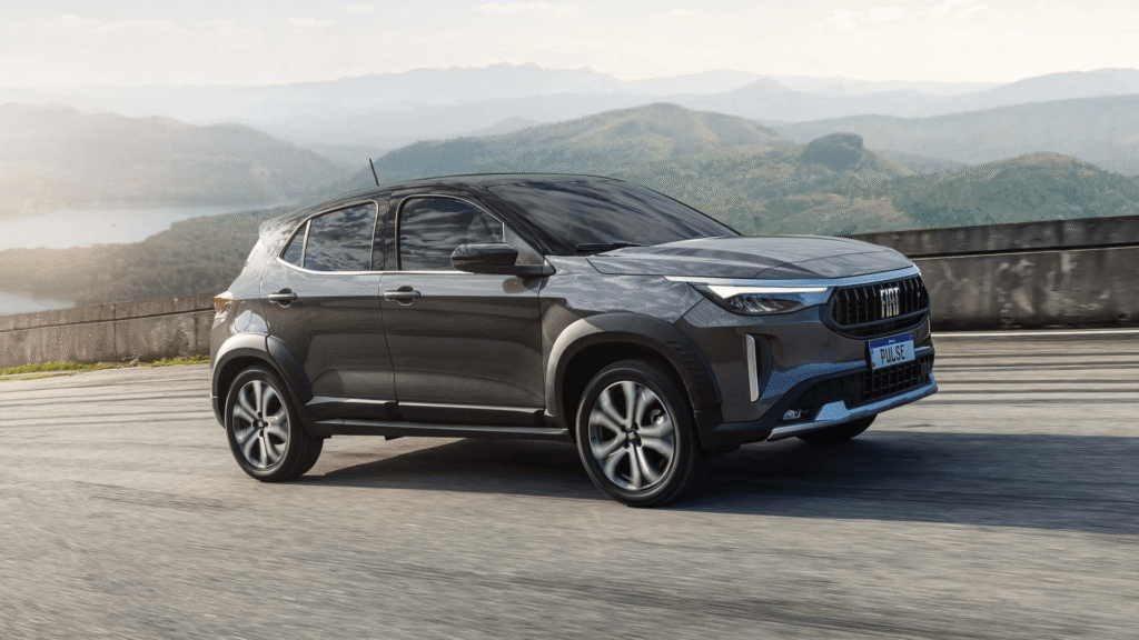 Novo Fiat Pulse Audace híbrido cinza em movimento na estrada.