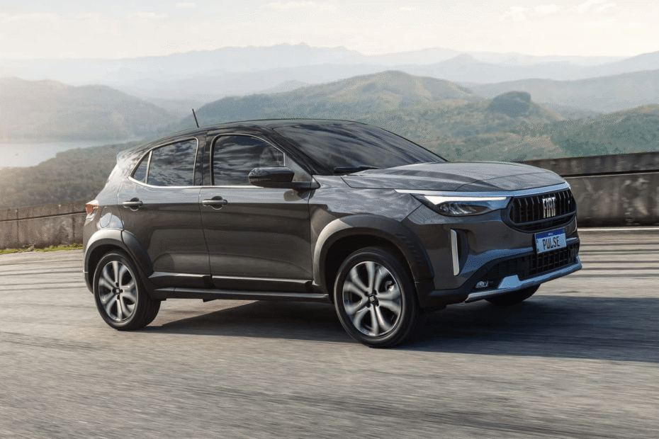 Novo Fiat Pulse Audace híbrido cinza em movimento na estrada.