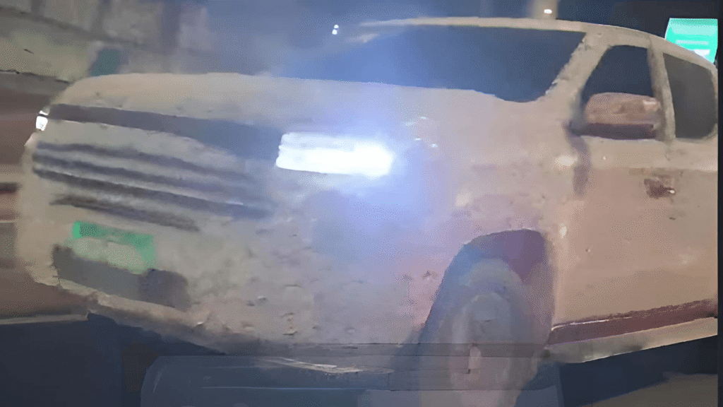 Ram Dakota 2027 com os faróis acesos em movimento.