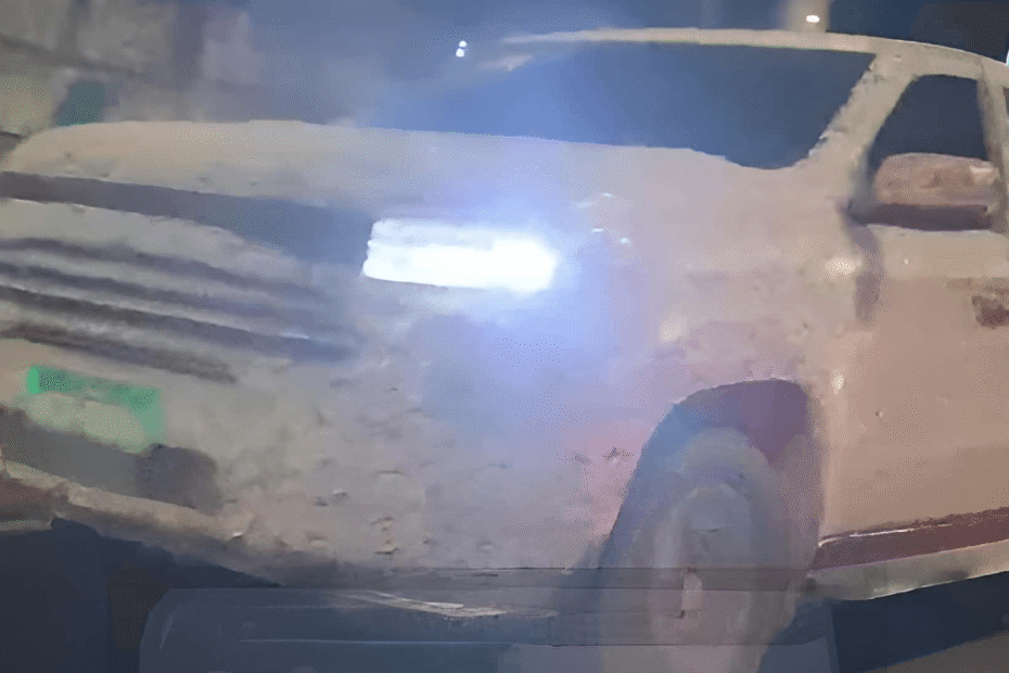 Ram Dakota 2027 com os faróis acesos em movimento.