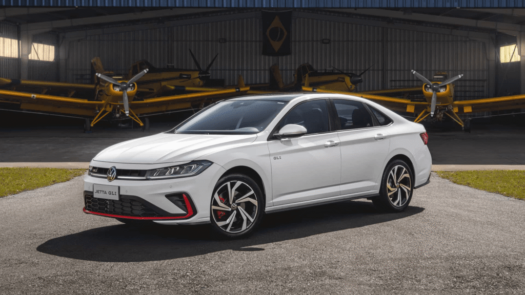 Novo Jetta GLI 2026 branco parado na diagonal.