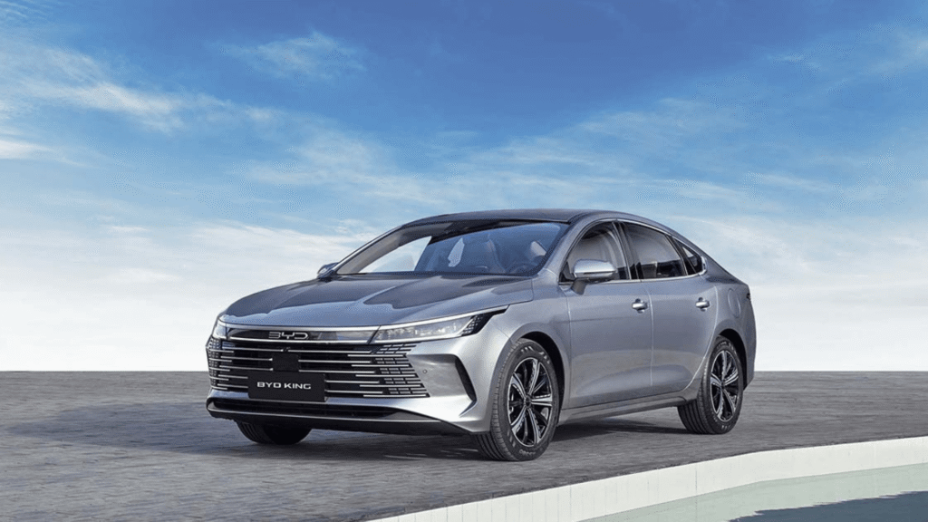 BYD King 2026 cinza parado na diagonal em um fundo com um céu azul.