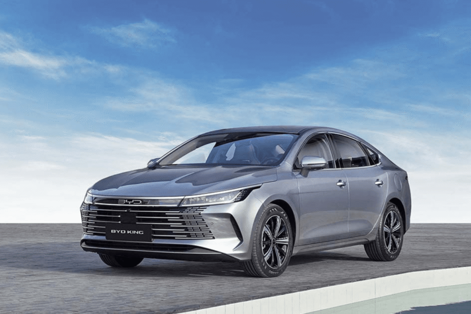 BYD King 2026 cinza parado na diagonal em um fundo com um céu azul.