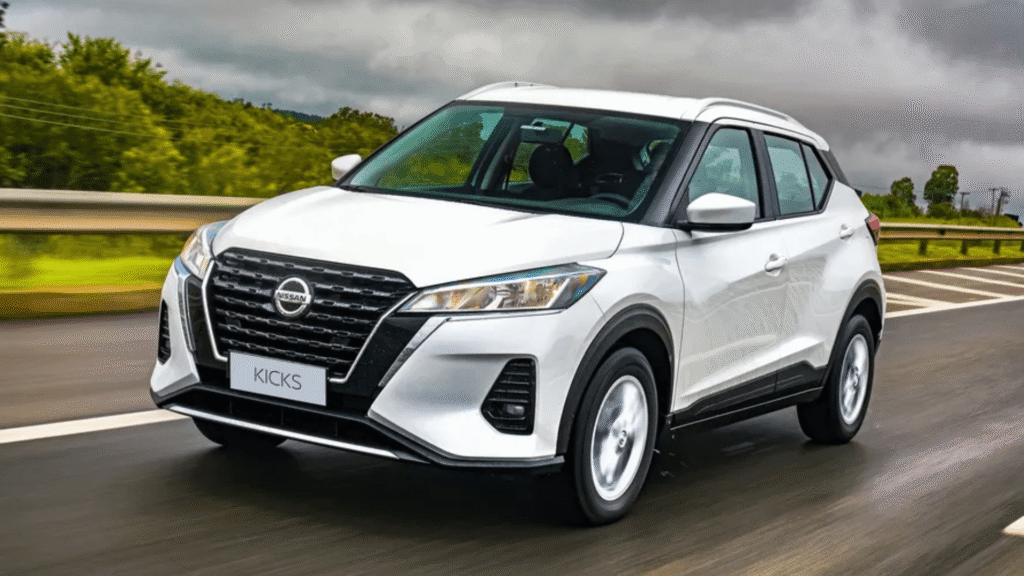 Nissan Kicks 2025 branco em movimento na estrada.