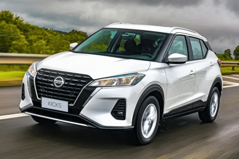 Nissan Kicks 2025 branco em movimento na estrada.