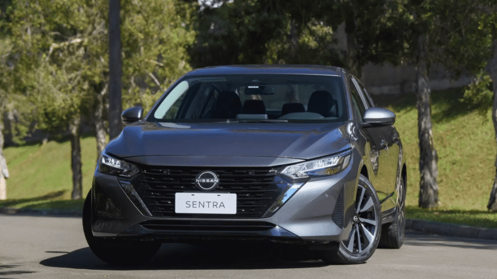 Nissan Sentra 2025 cinza parado de frente.