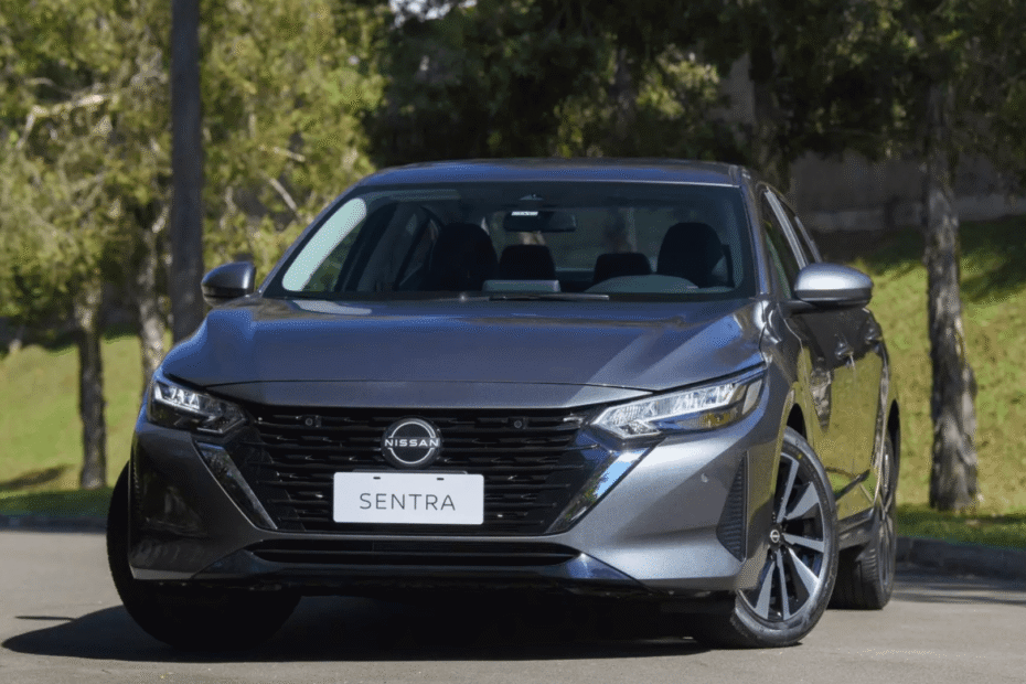 Nissan Sentra 2025 cinza parado de frente.