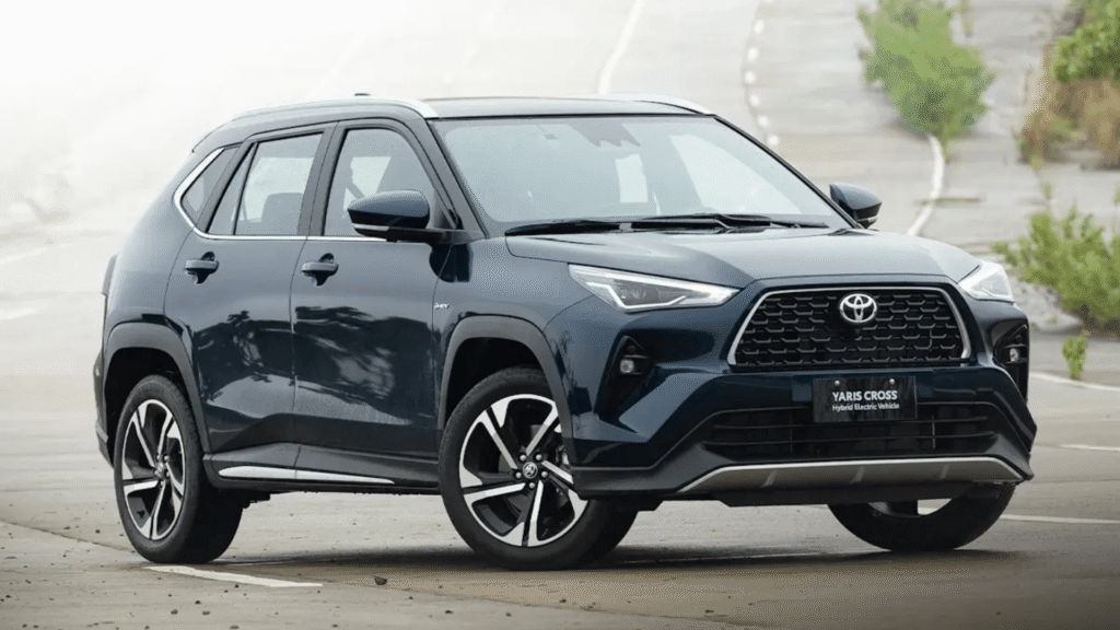 Toyota Yaris Cross azul parado na diagonal.