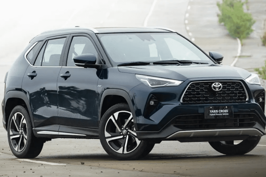 Toyota Yaris Cross azul parado na diagonal.