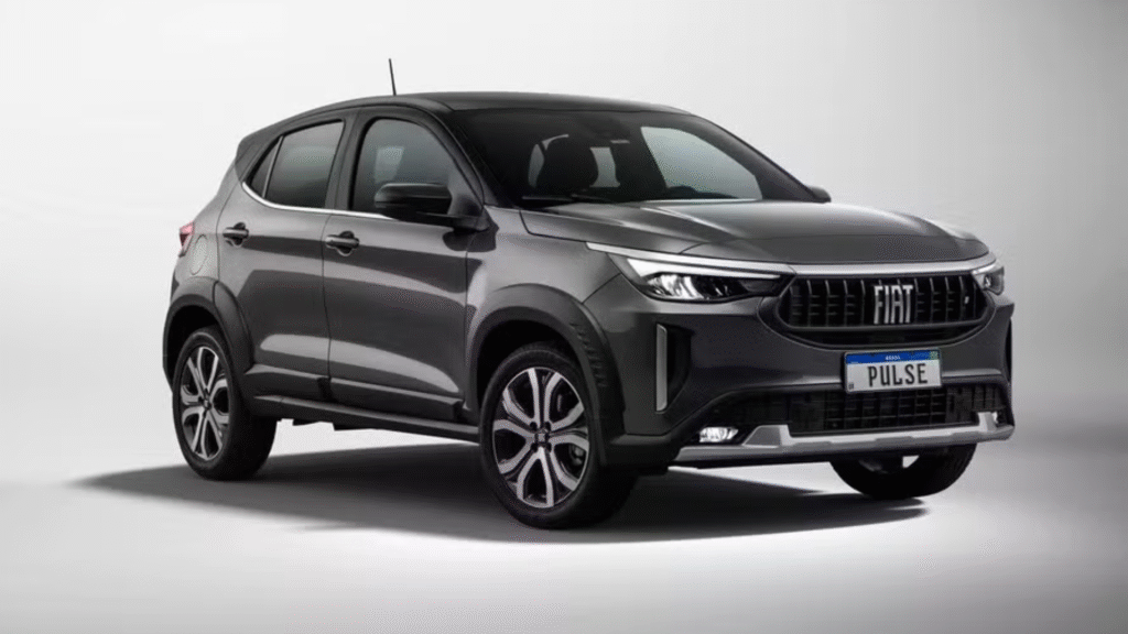 Fiat Pulse 2026 cinza parado na diagonal em um fundo branco.