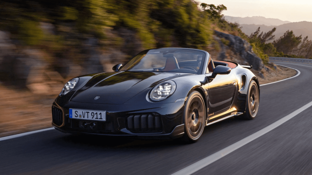 Novo Porsche 911 Turbo S preta em movimento na estrada.