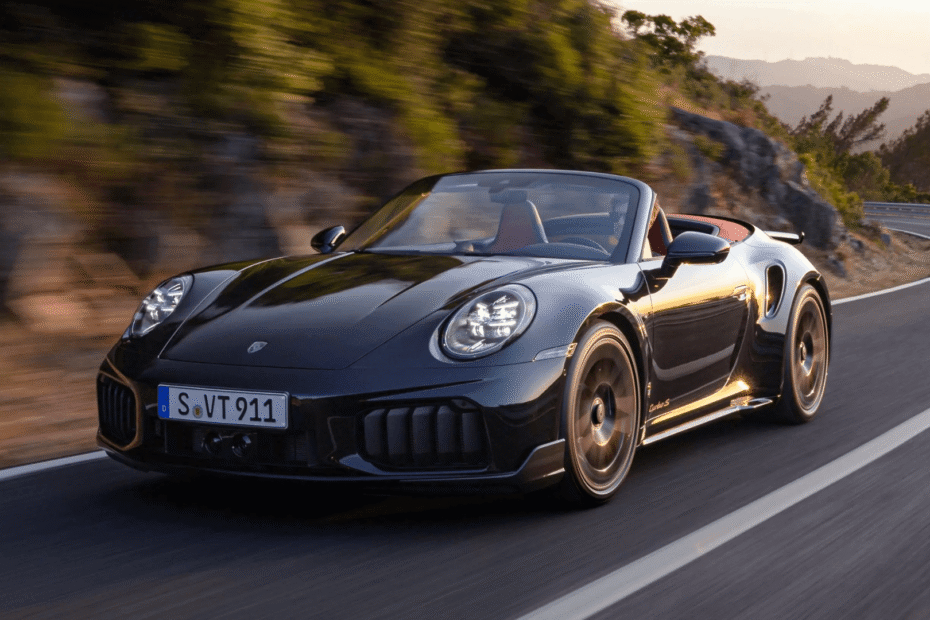 Novo Porsche 911 Turbo S preta em movimento na estrada.