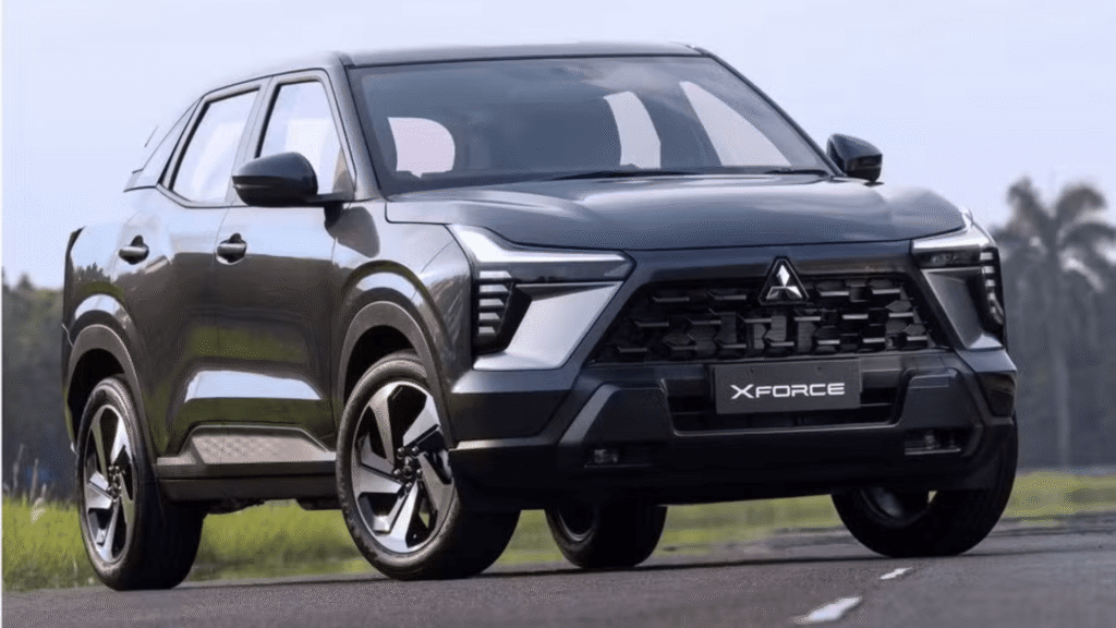 Mitsubishi Eclipse Cross 2026 preto parado na diagonal no meio da pista.