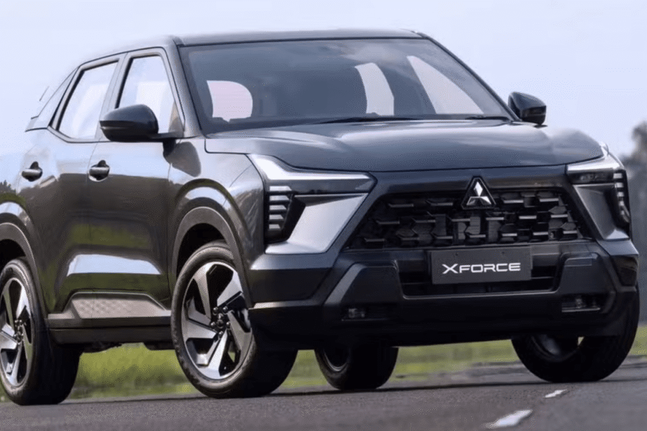 Mitsubishi Eclipse Cross 2026 preto parado na diagonal no meio da pista.