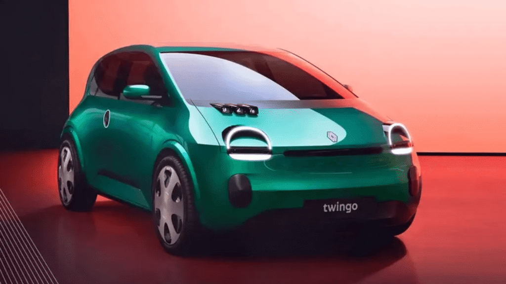 Renault Twingo elétrico verde parado na diagonal com um fundo vermelho.