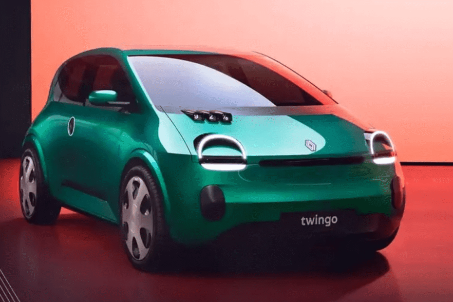 Renault Twingo elétrico verde parado na diagonal com um fundo vermelho.