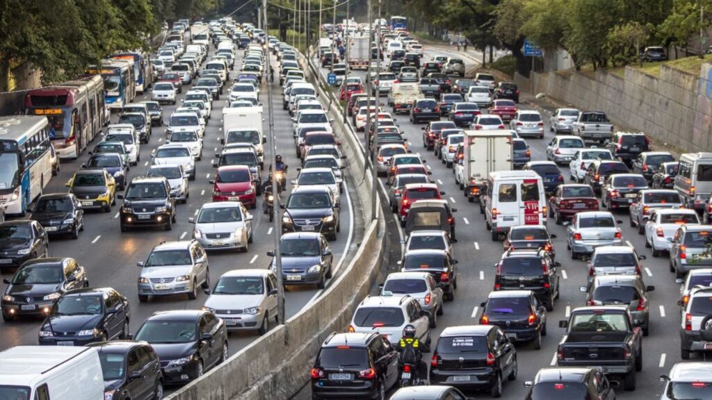 carros no trânsito.