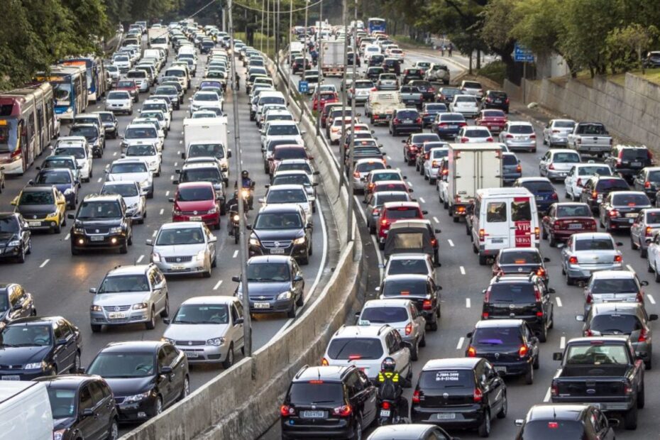 carros no trânsito.