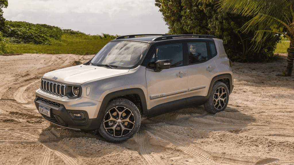 Renegade cinza parado na diagonal.