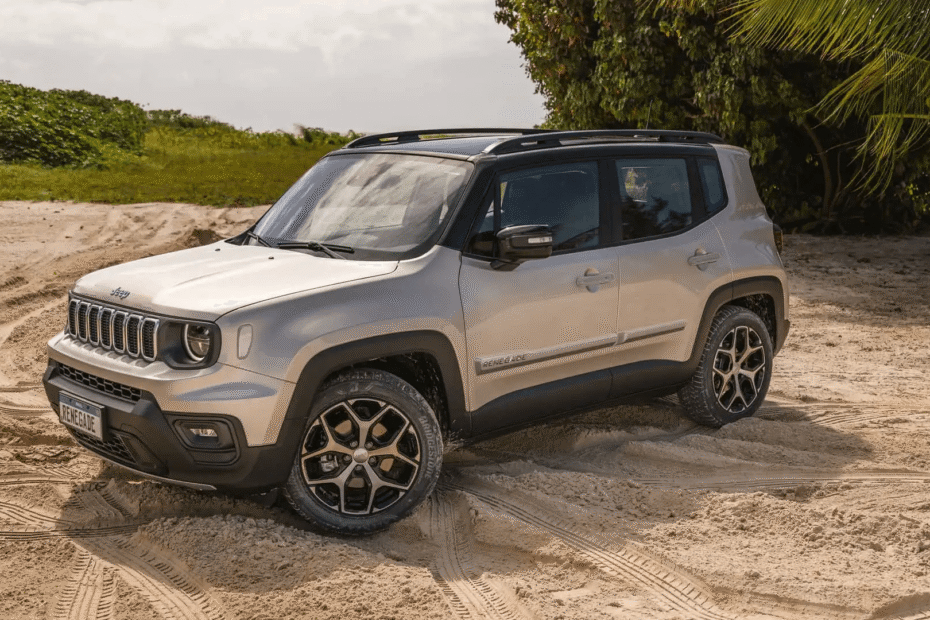 Renegade cinza parado na diagonal.