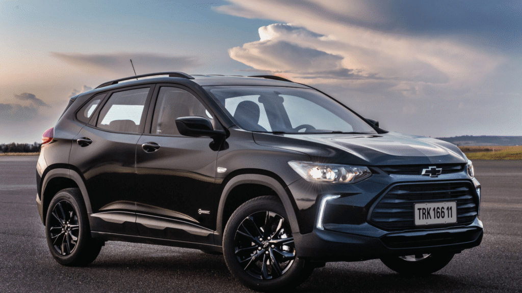 Chevrolet Tracker RS preto parado na diagonal