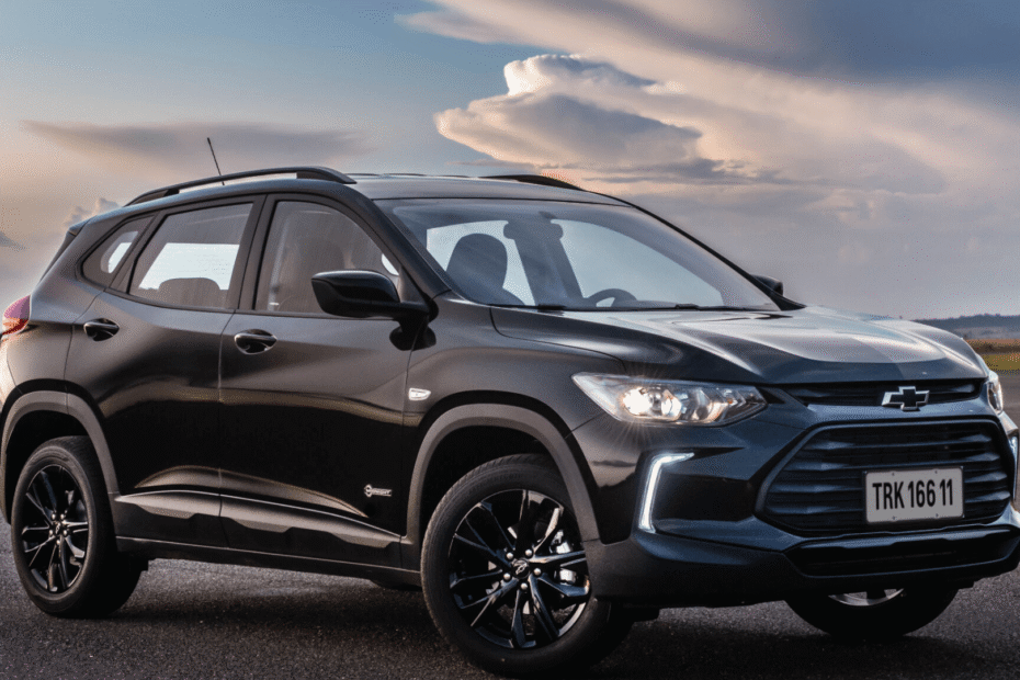 Chevrolet Tracker RS preto parado na diagonal