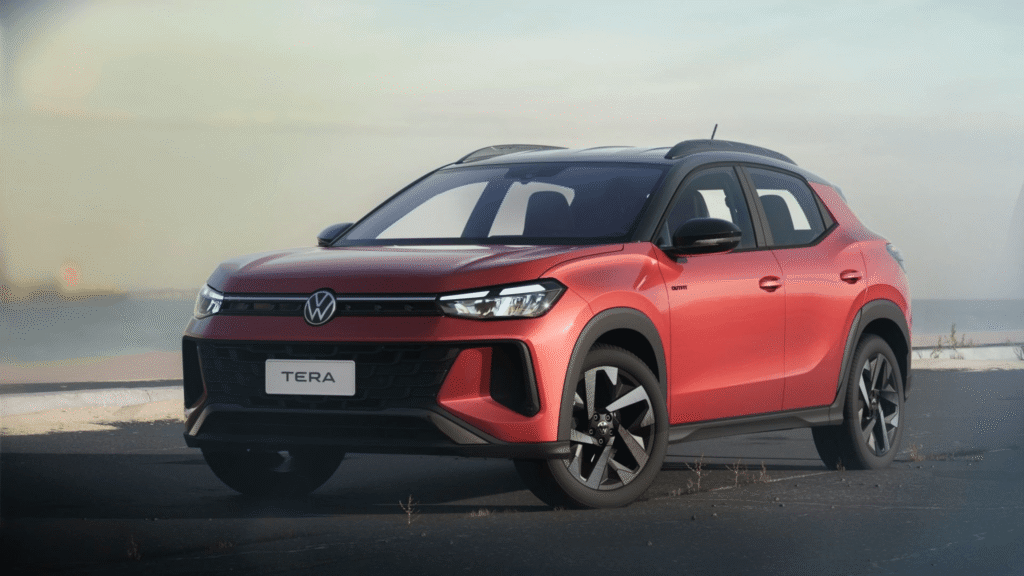 Volkswagen Tera High vermelho parado na diagonal.